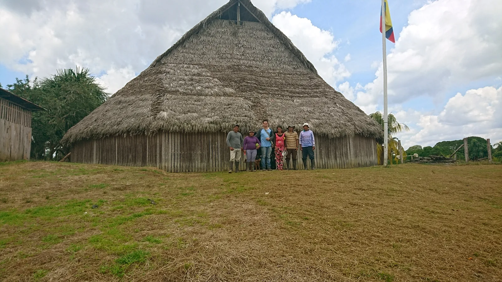 Comunidad de Sabaloyaco frente a la maloca