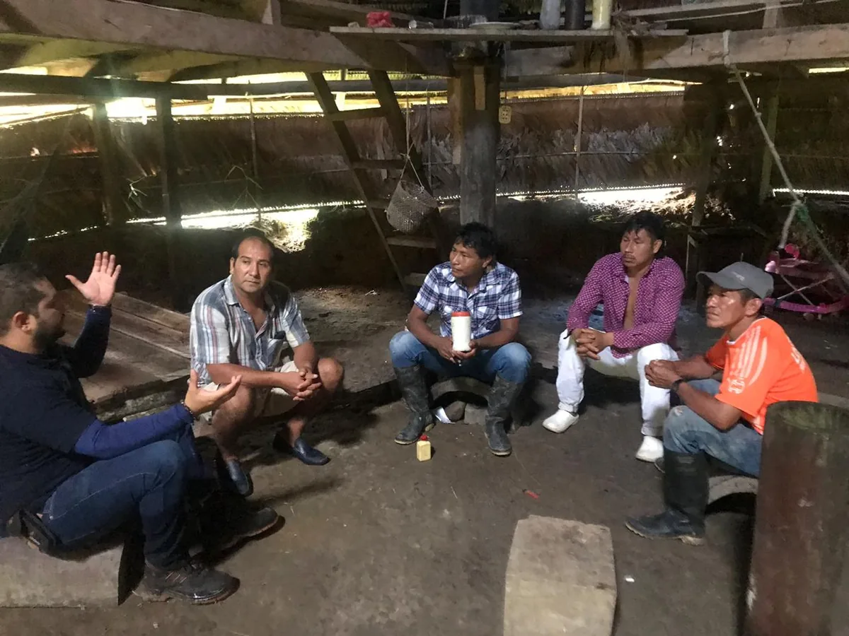 Reunión de trabajo en el interior de la maloca